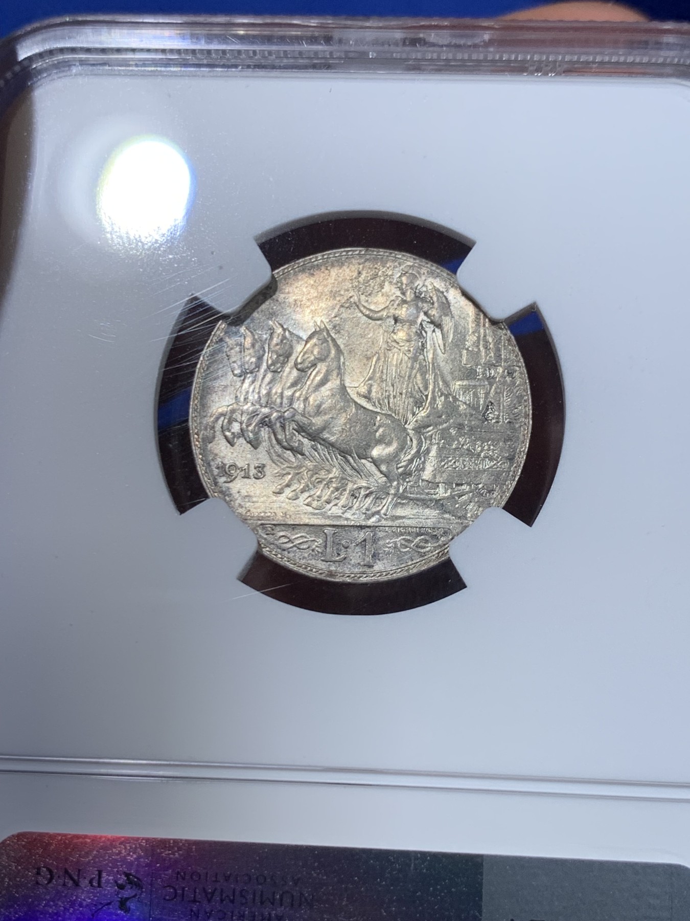 《竞宝斋》第263场-周日，周一 2场连拍 (全场包邮) NGC MS63 意大利1913年圈版马车1里拉银币，经典女神四马车，底板黄油强转光，华丽设计，原始状态，略有低评，少见的圈版马车。