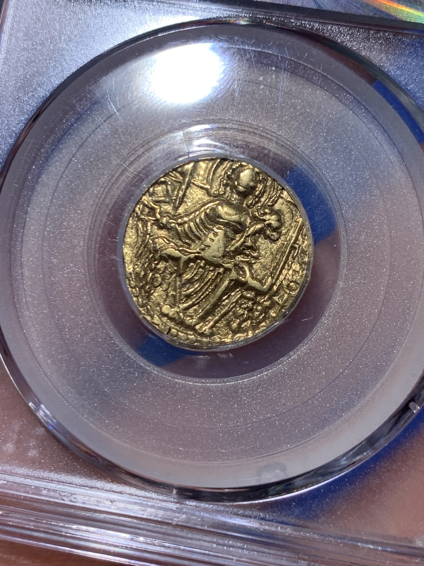 《竞宝斋》第263场-周日，周一 2场连拍 (全场包邮) 公博AU55 贵霜王朝 公元305-335 莎迦一世 金币 7.7克 双面人物打制清晰 实属难得