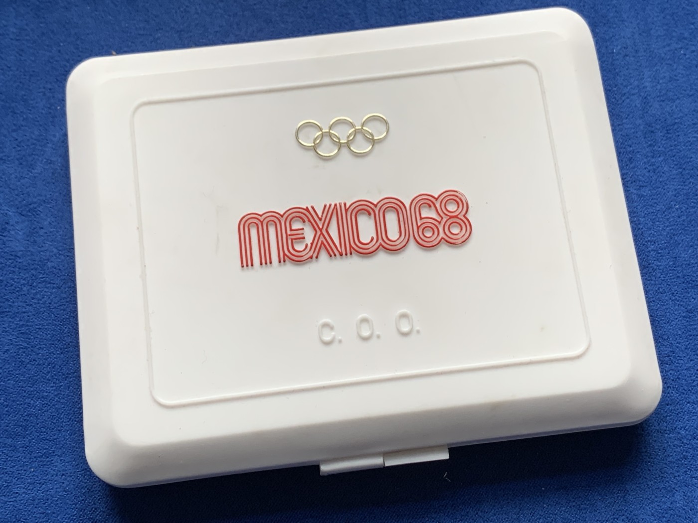 《竞宝斋》第263场-周日，周一 2场连拍 (全场包邮) 墨西哥1968年奥运会纪念方形铜章，原盒原证，NO.530，正面图案为墨西哥瓦哈卡大教堂、古城建筑及墨西哥古代图腾