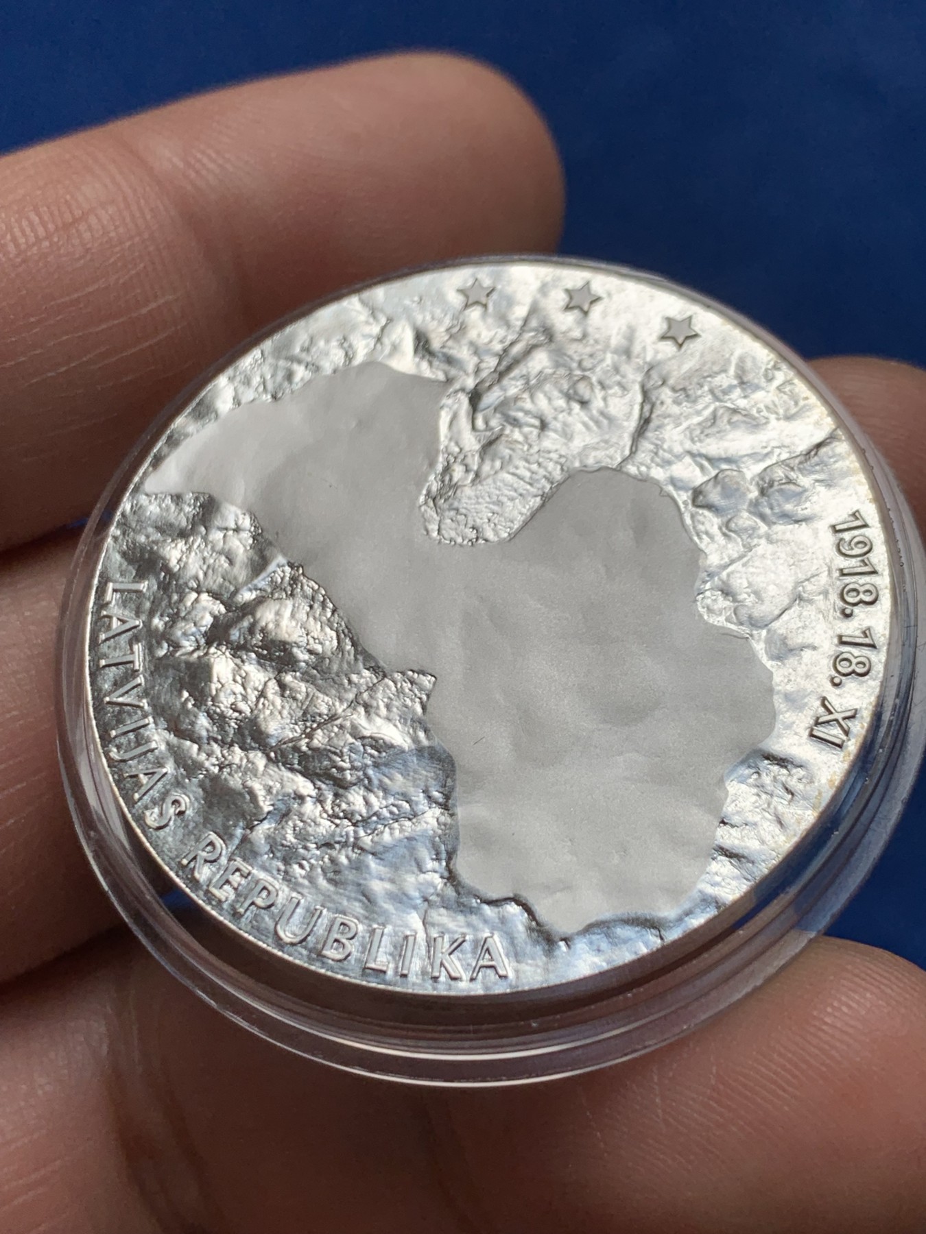 《竞宝斋》第263场-周日，周一 2场连拍 (全场包邮) 拉脱维亚2006年发行的国家独立日“双刃之图”纪念银币-1拉兹（克劳斯获奖币-2008年最佳当代时事币，限量发行5000枚，市价850+） 31.47克 38.61mm 925银 带盒证