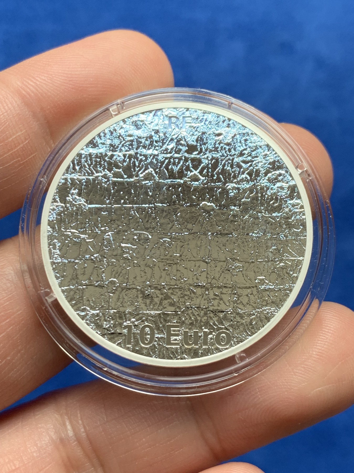 《竞宝斋》第263场-周日，周一 2场连拍 (全场包邮) 法国2012年发行的伊夫克莱因《蓝手印》彩银10欧纪念币（克劳斯获奖币-2014年最佳硬币、最佳艺术币，裸币市价800+） 礼盒装 22.2克 37mm 900银