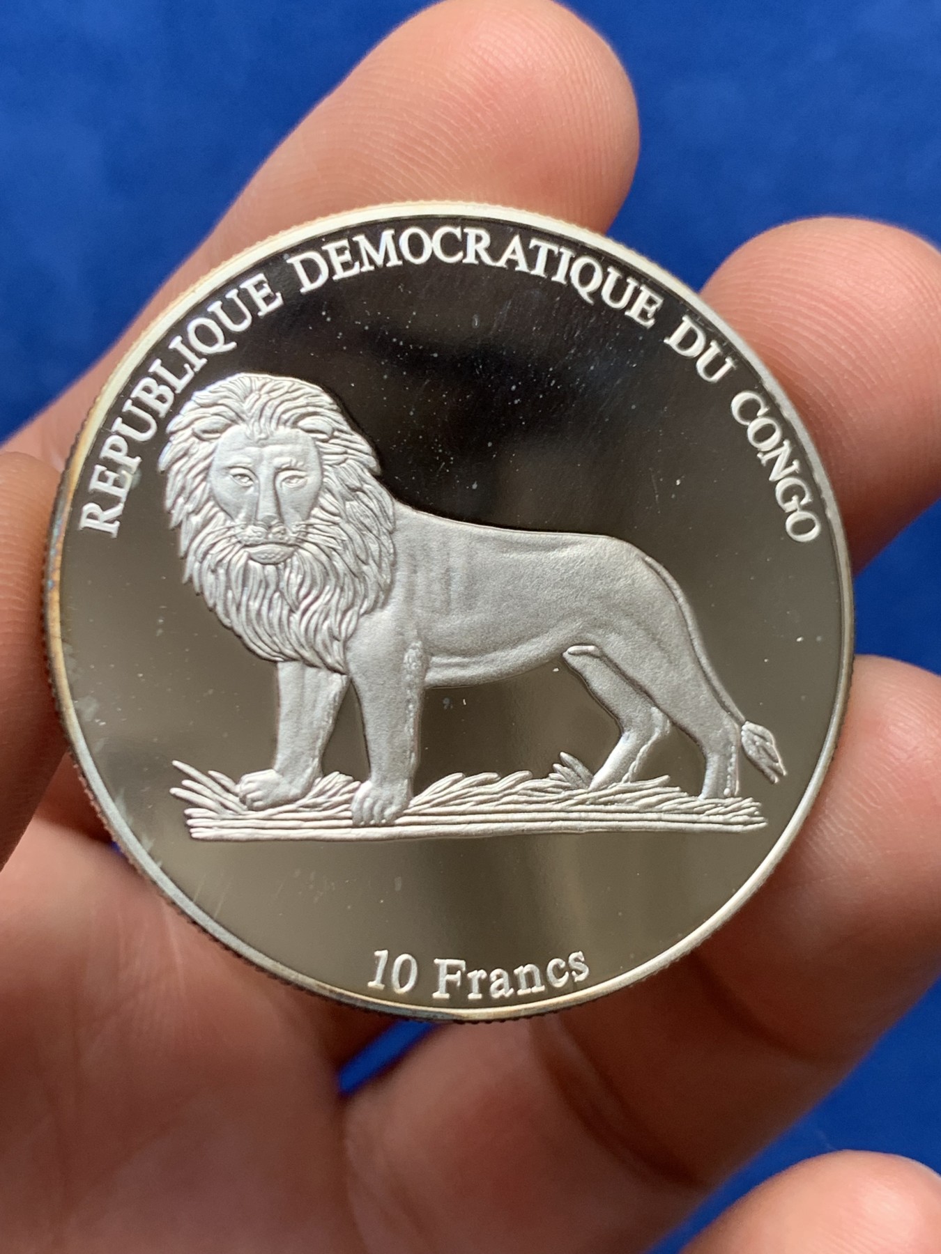 《竞宝斋》第263场-周日，周一 2场连拍 (全场包邮) 2002年 刚果草原狮子10法郎银币 背面为乔治·巴顿和坦克 925银 26克