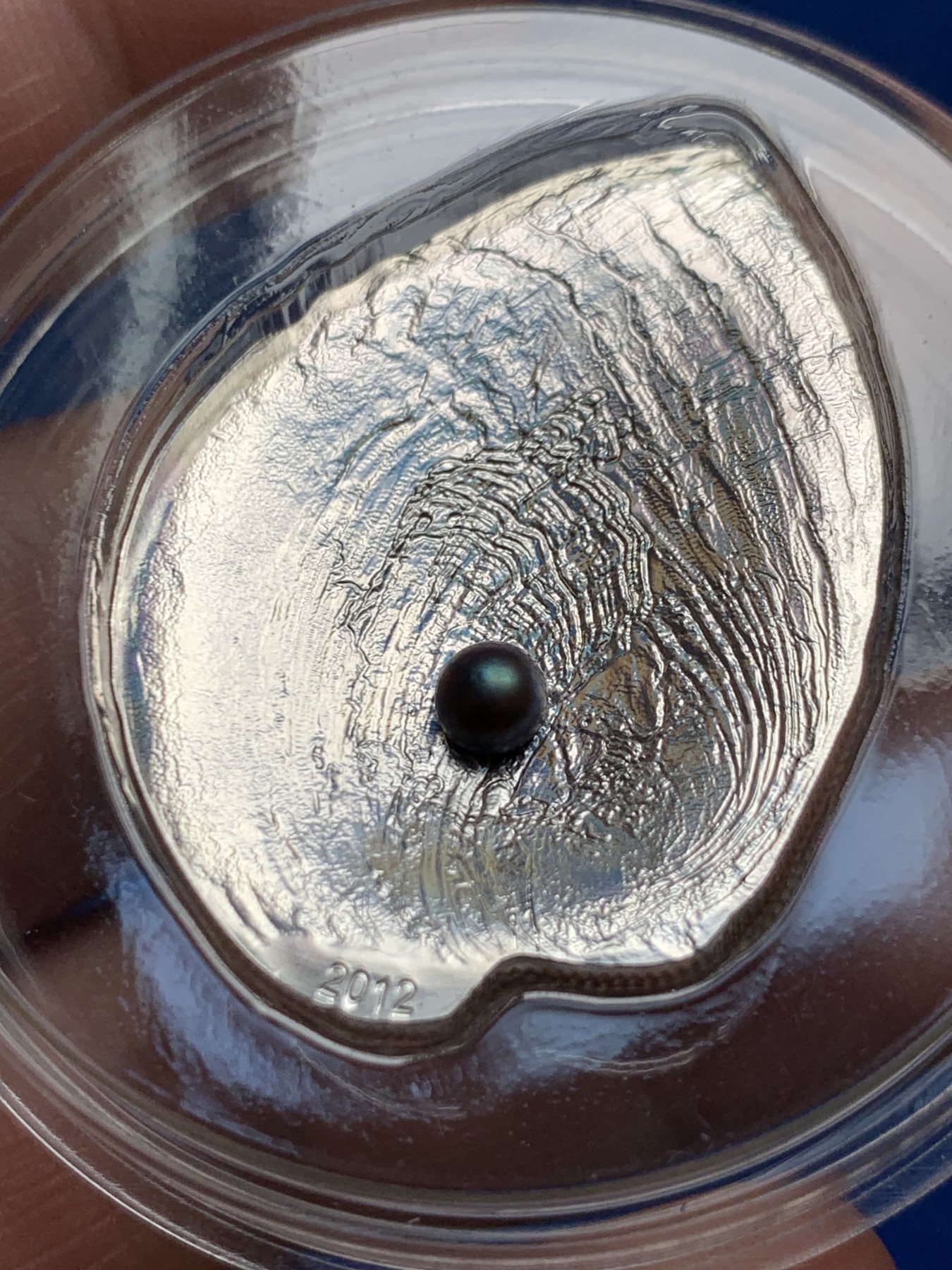 《竞宝斋》第263场-周日，周一 2场连拍 (全场包邮) 帕劳2012年发行玉蚌含珠系列2-鲍鱼壳全息幻彩镶黑珍珠银币 25克 38mm 999银 礼盒装 限量发行2000枚 裸币市价1200+