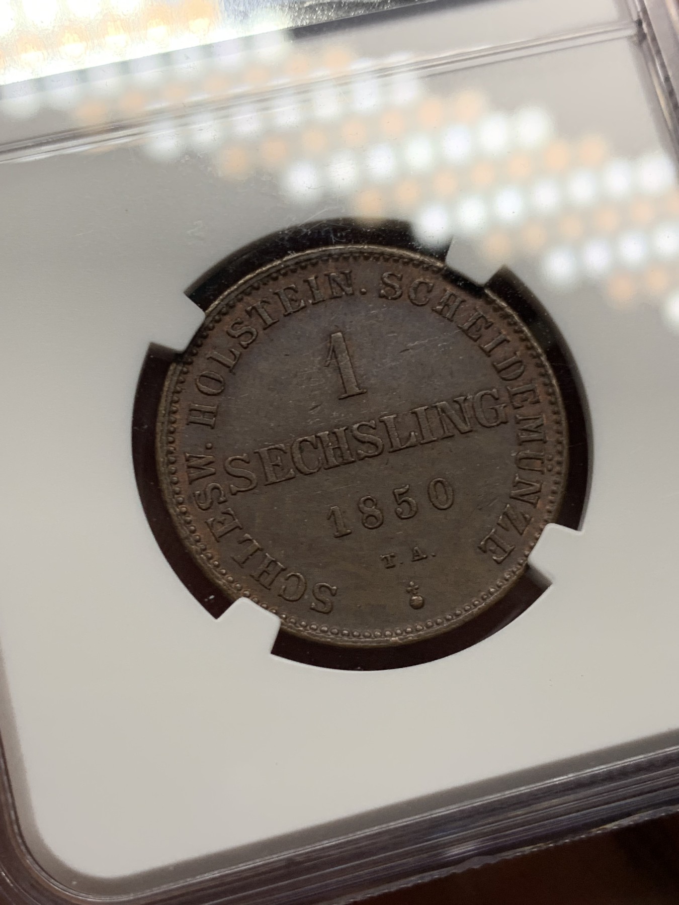 《竞宝斋》第263场-周日，周一 2场连拍 (全场包邮) NGC MS61BN 丹属德国1850年石勒苏益格荷尔斯泰因1先令铜币，非常少见的德邦品种。书价高，XF品参考价65美元，MS级更是难得一遇