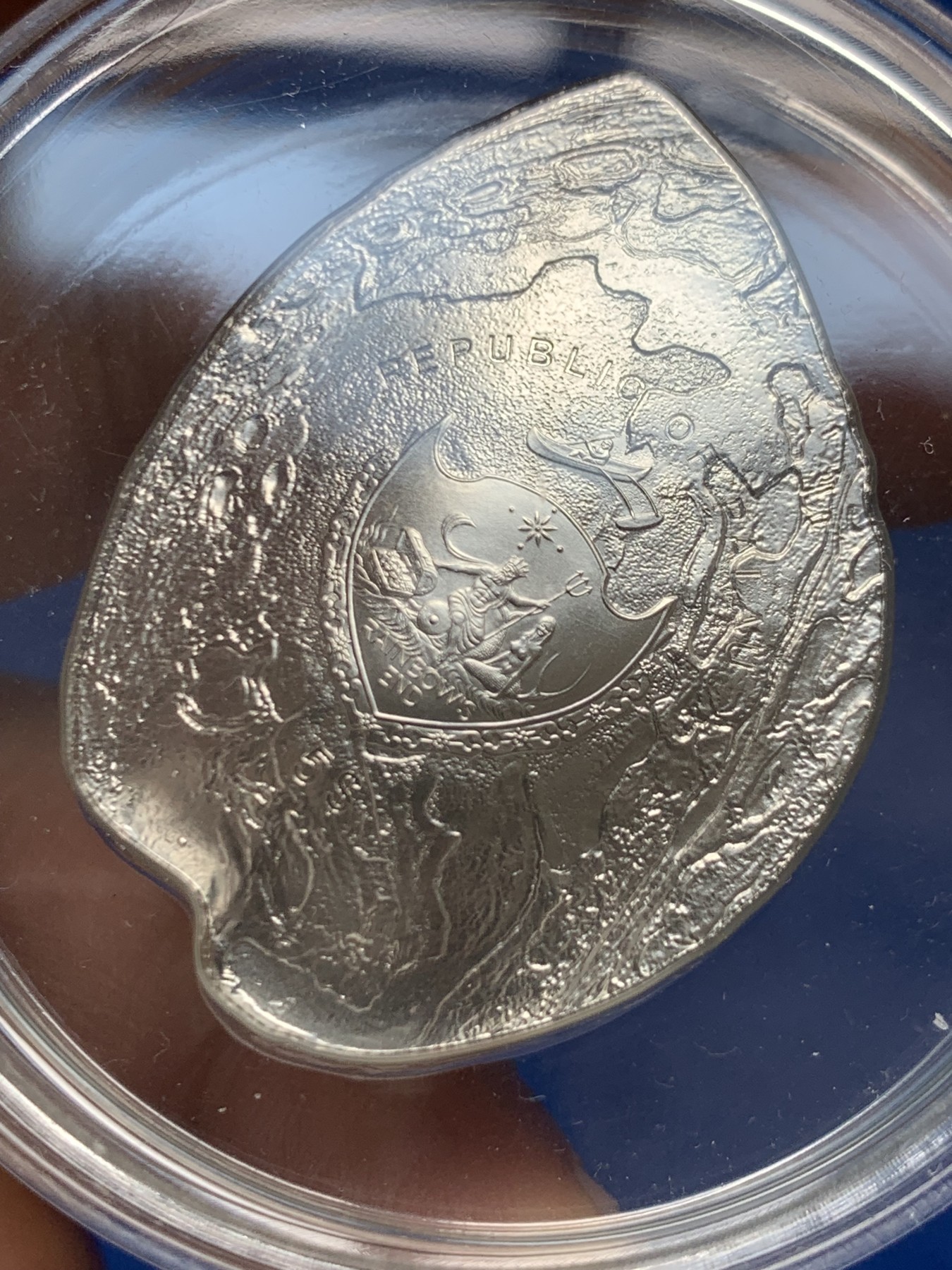 《竞宝斋》第263场-周日，周一 2场连拍 (全场包邮) 帕劳2012年发行玉蚌含珠系列2-鲍鱼壳全息幻彩镶黑珍珠银币 25克 38mm 999银 礼盒装 限量发行2000枚 裸币市价1200+