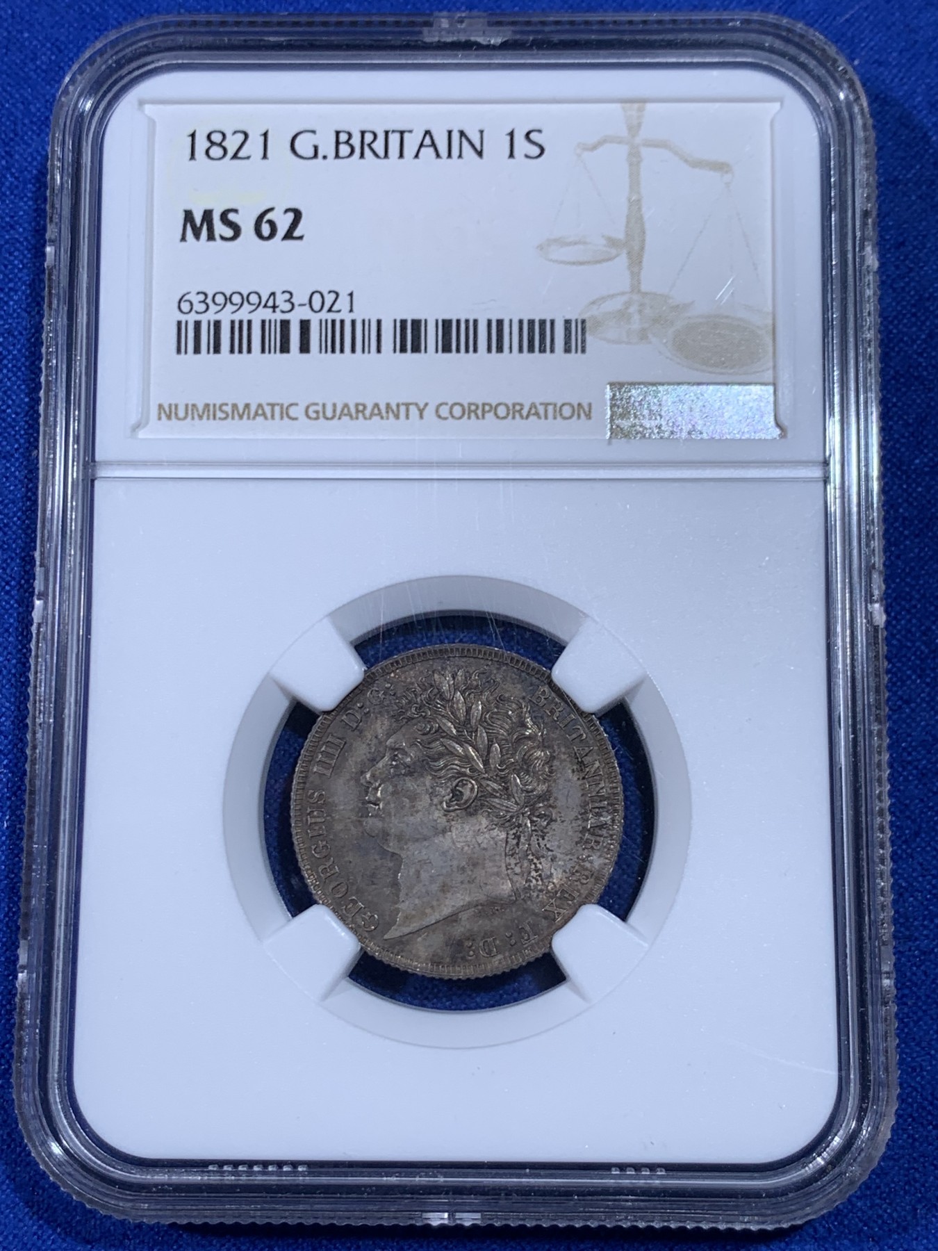 《竞宝斋》第263场-周日，周一 2场连拍 (全场包邮) NGC MS62 英国 1821年乔治四世三花1先令银币，英伦原味老彩包浆，味道非常好。精美富丽的三花，英系收藏必备经典