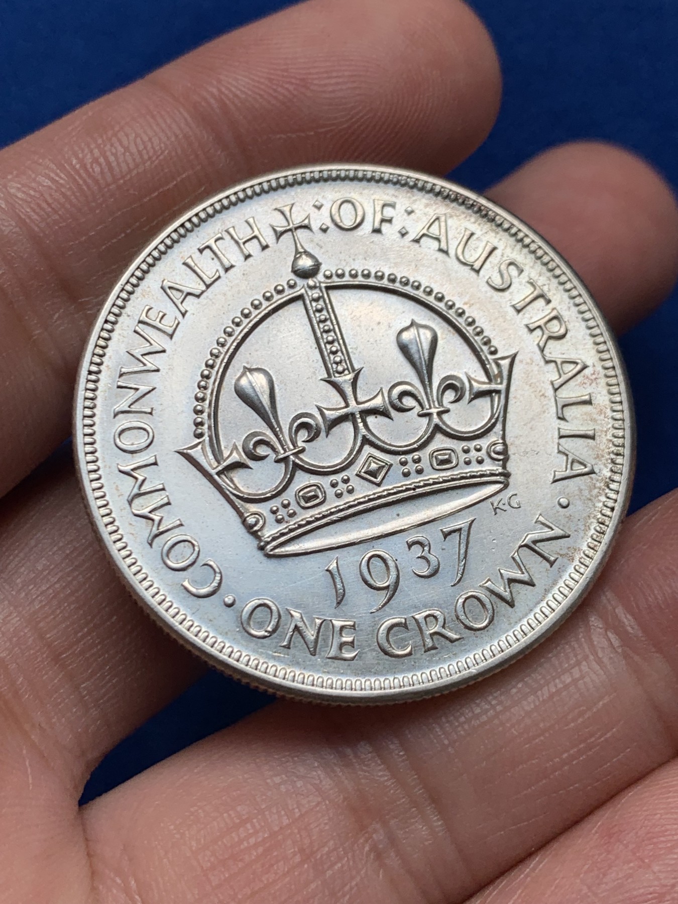《竞宝斋》第263场-周日，周一 2场连拍 (全场包邮) 1937年澳大利亚乔治六世1克郎大银币 28.28克 925银 这枚银币是20多年前本人在英国留学时偶然间购入的一批钱币之一，已陪伴本人多年，希望它能找到一个好的归宿