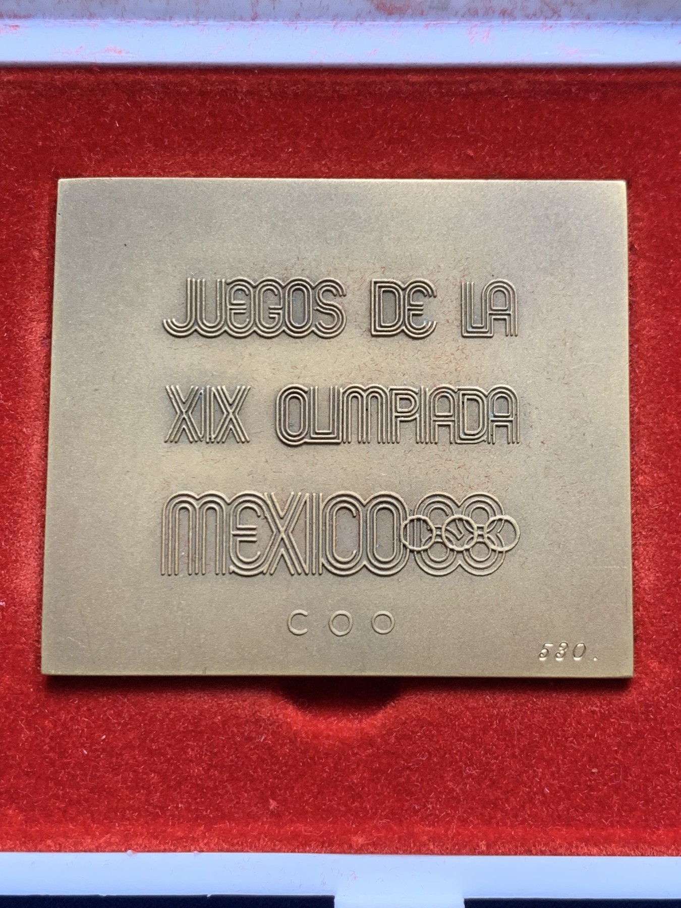 《竞宝斋》第263场-周日，周一 2场连拍 (全场包邮) 墨西哥1968年奥运会纪念方形铜章，原盒原证，NO.530，正面图案为墨西哥瓦哈卡大教堂、古城建筑及墨西哥古代图腾