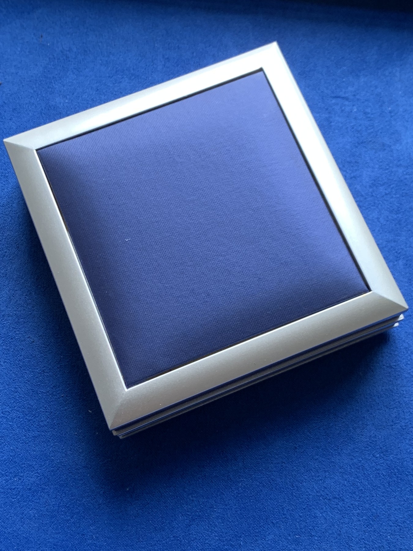 《竞宝斋》第263场-周日，周一 2场连拍 (全场包邮) 帕劳2012年发行玉蚌含珠系列2-鲍鱼壳全息幻彩镶黑珍珠银币 25克 38mm 999银 礼盒装 限量发行2000枚 裸币市价1200+