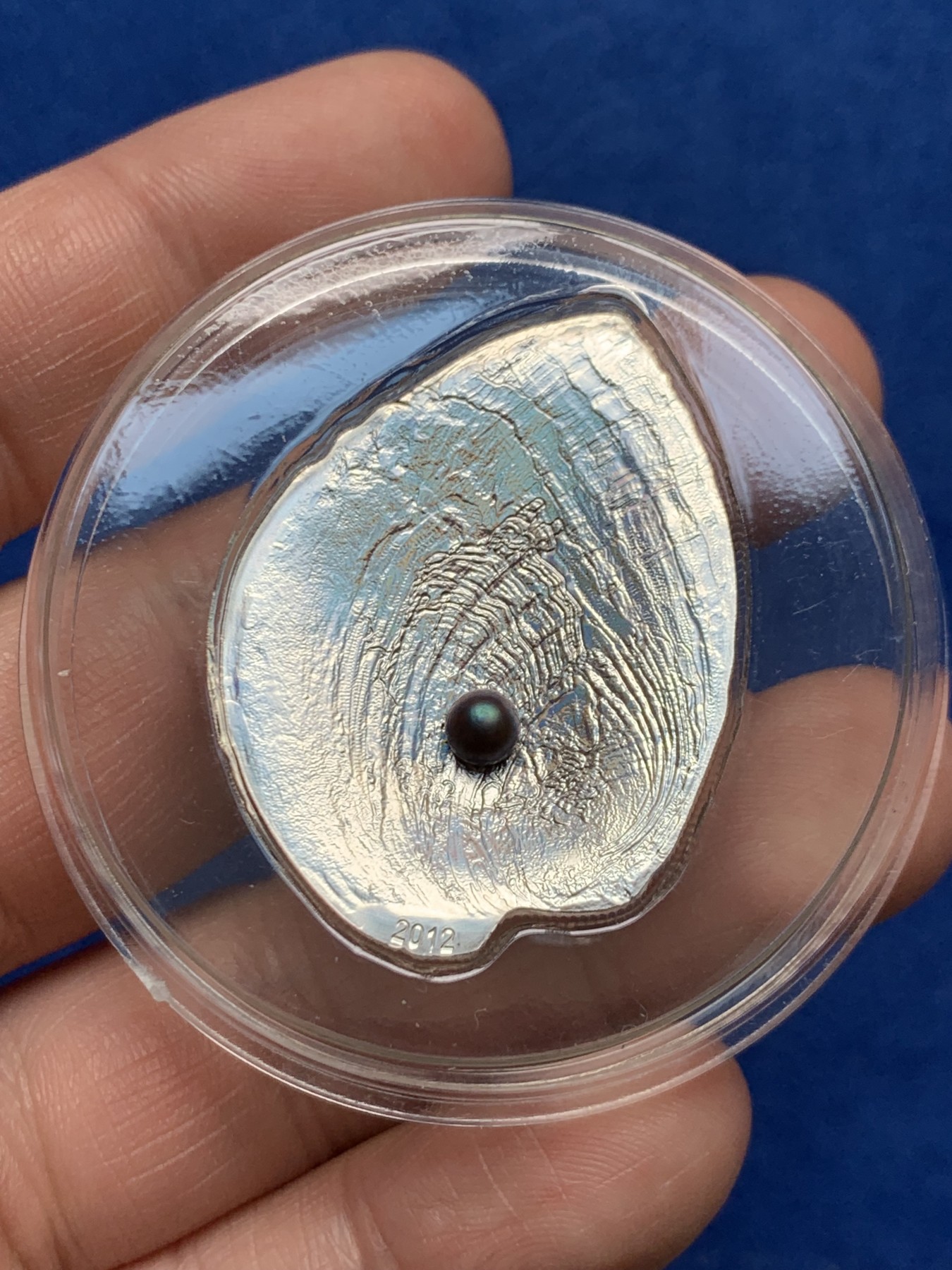 《竞宝斋》第263场-周日，周一 2场连拍 (全场包邮) 帕劳2012年发行玉蚌含珠系列2-鲍鱼壳全息幻彩镶黑珍珠银币 25克 38mm 999银 礼盒装 限量发行2000枚 裸币市价1200+