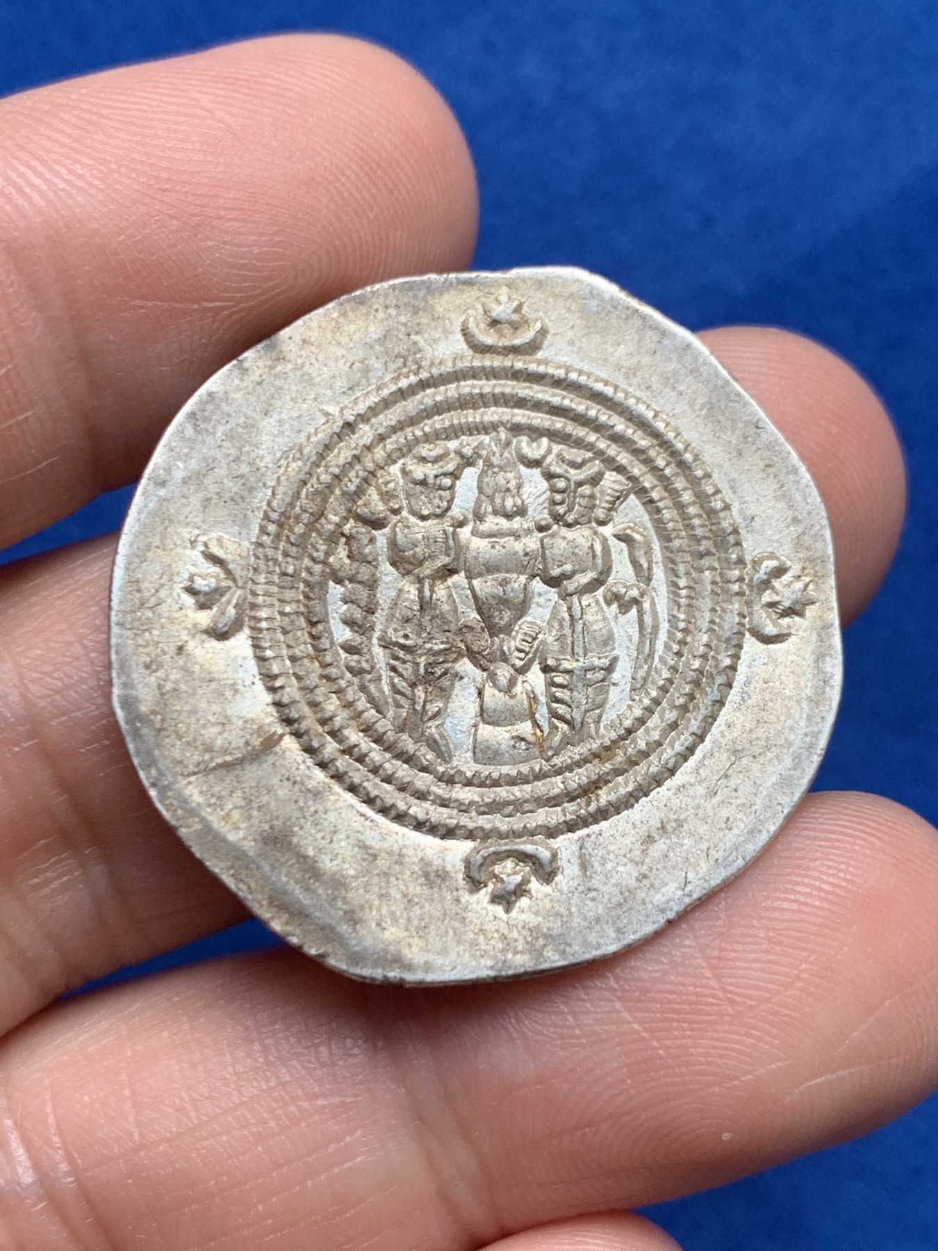 《竞宝斋》第263场-周日，周一 2场连拍 (全场包邮) 公元591-628年古波斯萨珊王朝库思老二世1德拉克马银币，4.17克，深打好品。正面铭文“繁荣昌盛库思老”右下角“赞美”，造币地为“杰伊”