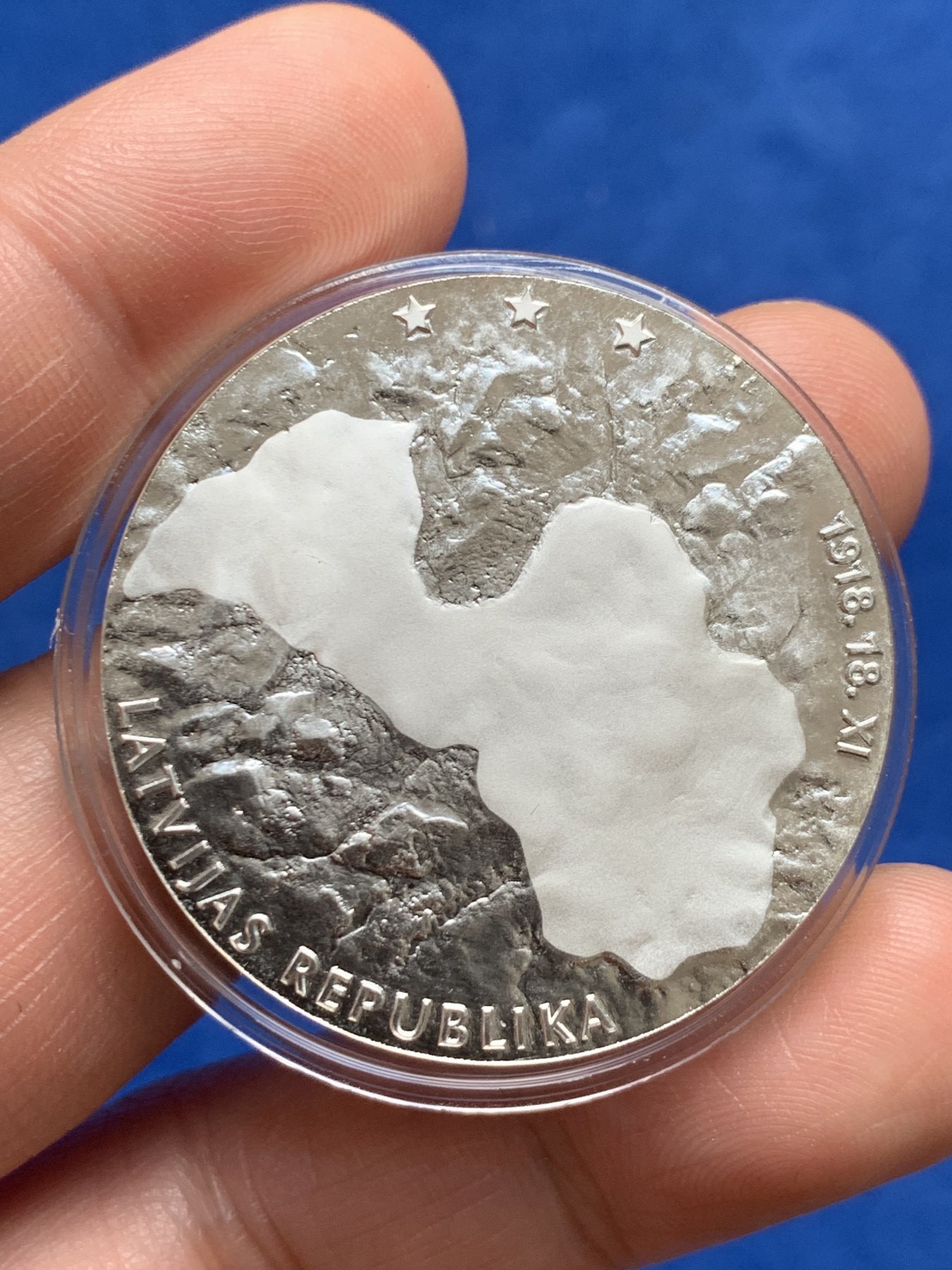 《竞宝斋》第263场-周日，周一 2场连拍 (全场包邮) 拉脱维亚2006年发行的国家独立日“双刃之图”纪念银币-1拉兹（克劳斯获奖币-2008年最佳当代时事币，限量发行5000枚，市价850+） 31.47克 38.61mm 925银 带盒证