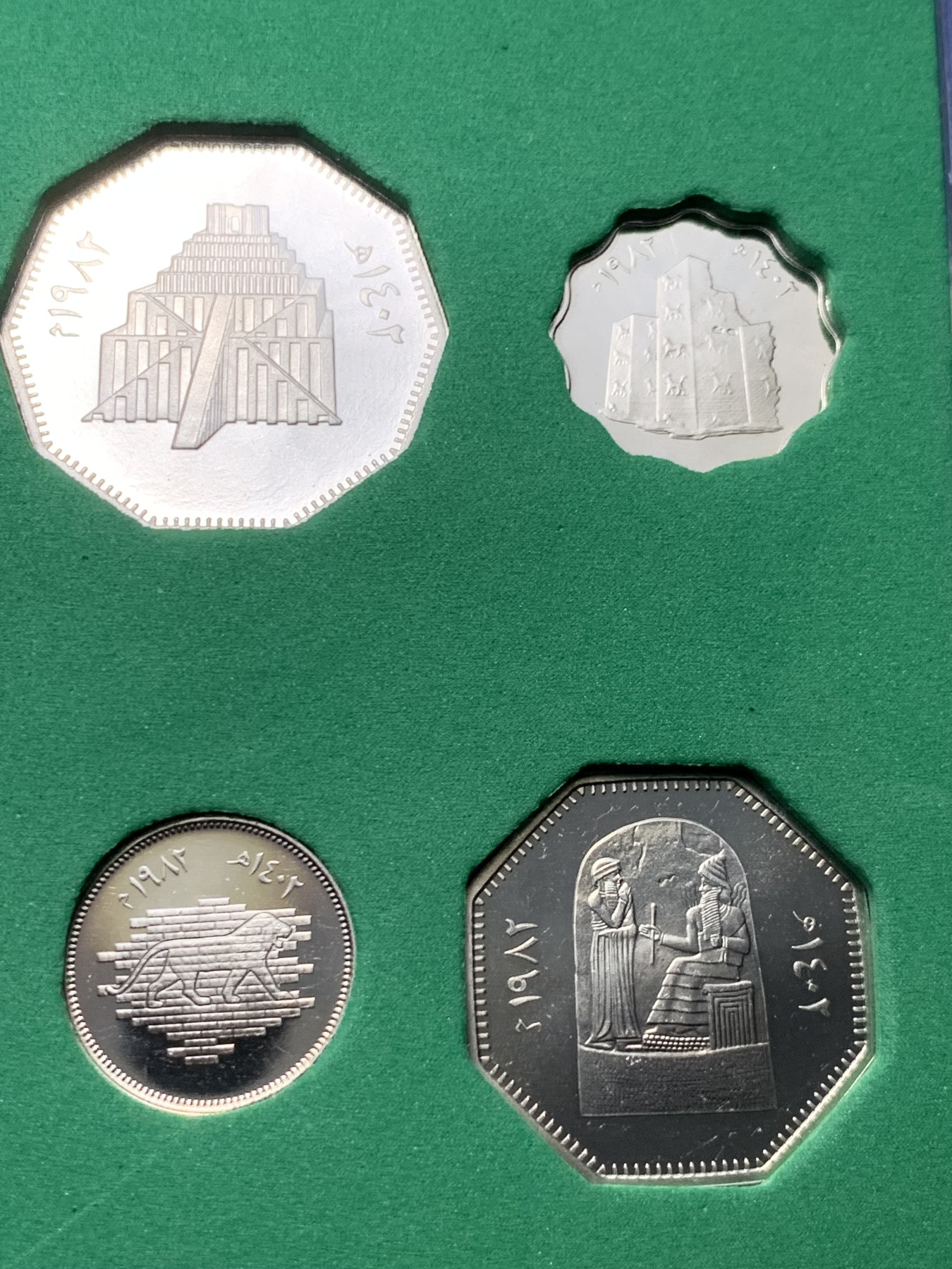 《竞宝斋》第263场-周日，周一 2场连拍 (全场包邮) 伊拉克1982年古巴比伦精铸7枚纪念套币 精铸状态 盒证齐全 细节见图