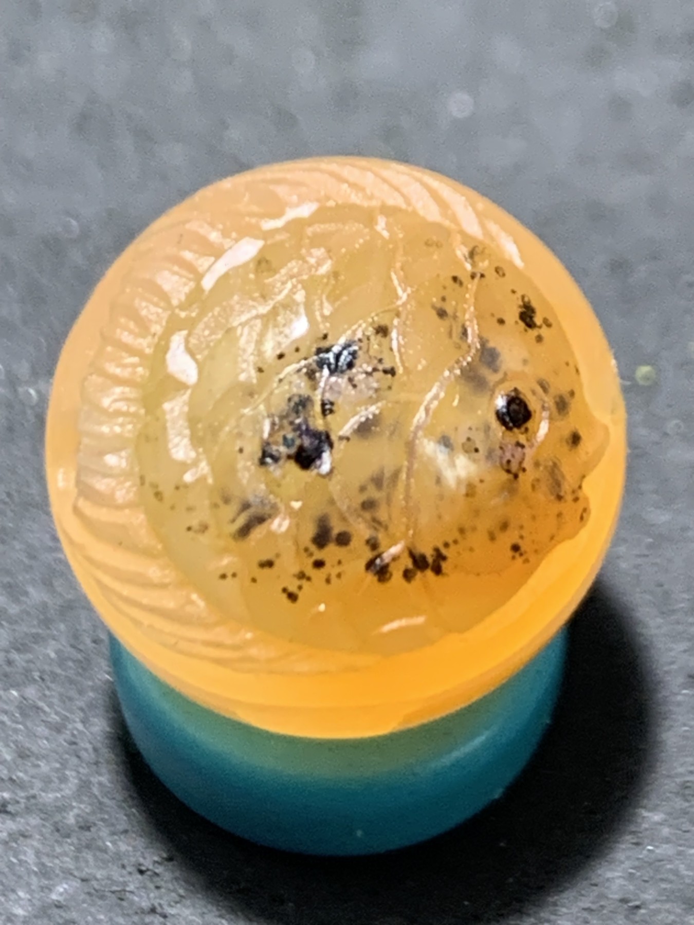 精美高玉化亚光冰粉色海洋玉髓手工俏色巧雕富贵有鱼圆珠一个