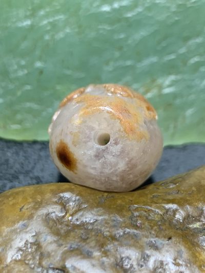 精美亚光冰飘糖心料战国红玛瑙手工俏色巧雕喜上眉梢桶珠一个， 精美亚光冰飘糖心料战国红玛瑙手工俏色巧雕喜上眉梢桶珠一个，