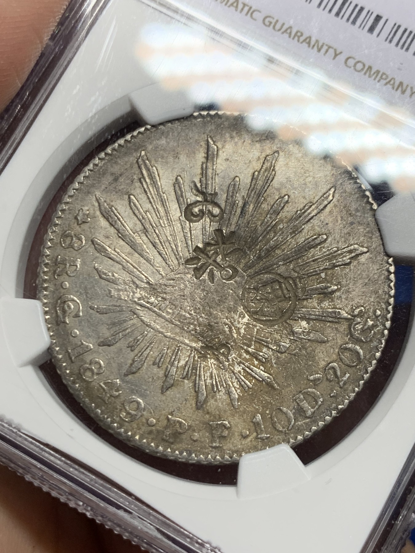 《竞宝斋》第264场-周日，周一 2场连拍 (全场包邮) NGC VF 墨西哥联邦共和国 1849 Go PF 8R 鹰洋 在华流通版本 带戳记银币(.903) 瓜纳华托造币厂 27.07克  厚重历史韵味流通币 极有可能是作为战争赔款流入欧洲的一枚 戳记最显眼的是一个“杀”字戳记 霸气外露  盒子侧面有裂纹