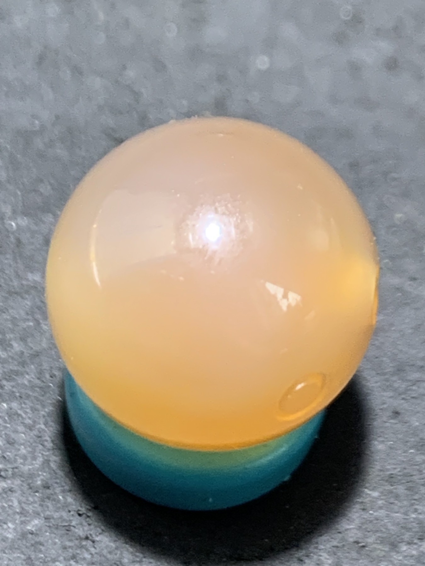 精美高玉化亚光冰粉色海洋玉髓手工俏色巧雕富贵有鱼圆珠一个