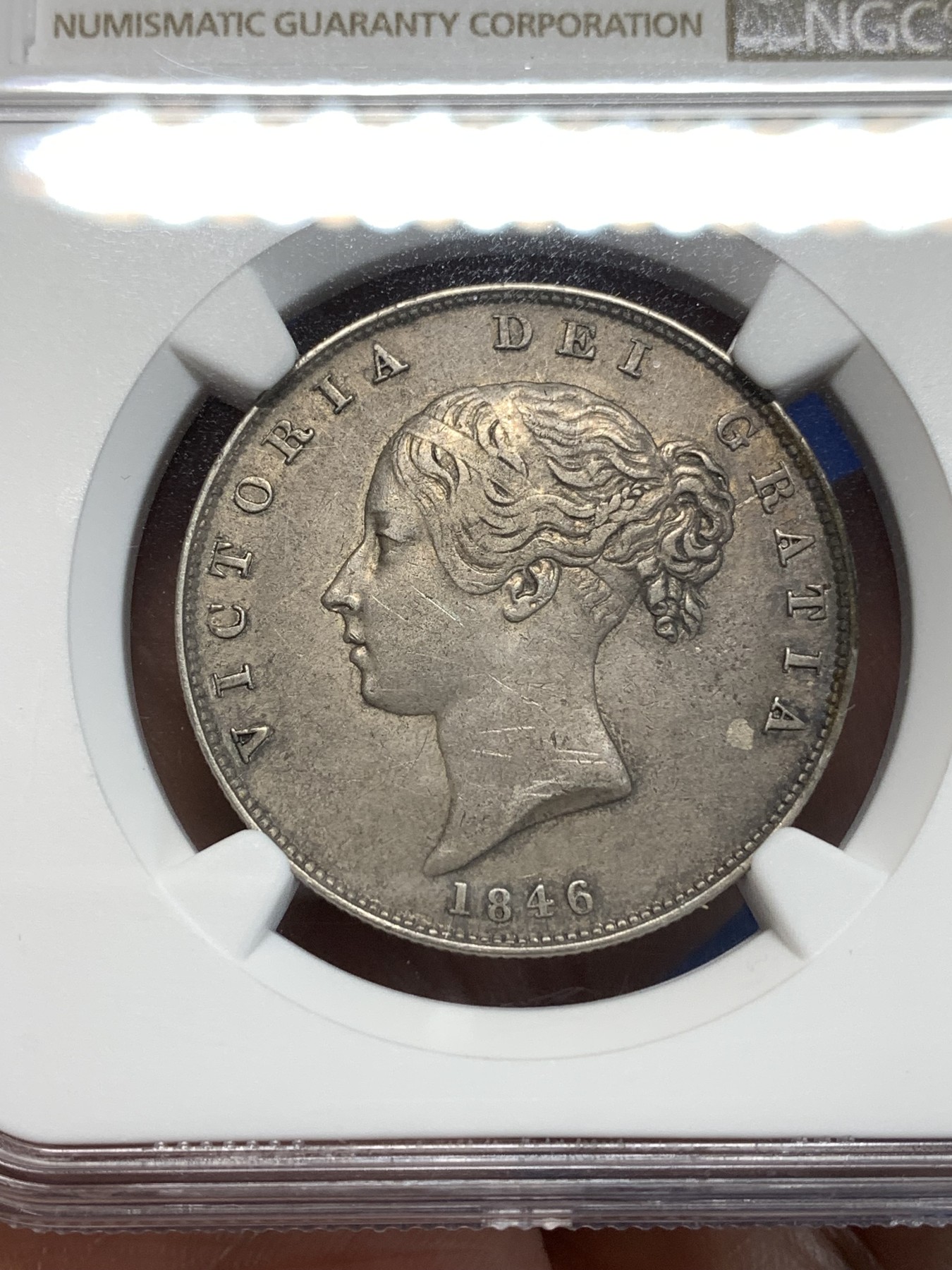 《竞宝斋》第264场-周日，周一 2场连拍 (全场包邮) NGC AU55 英国 1846年 半克朗 青年维多利亚 银币（经典的青年维多利亚头像，难得的好品）