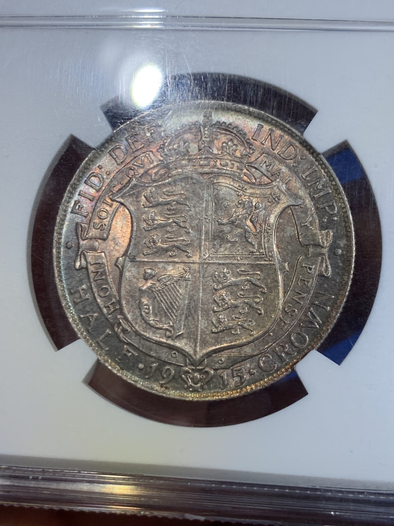 《竞宝斋》第264场-周日，周一 2场连拍 (全场包邮) NGC MS63 英国1915年乔治五世1/2克朗银币，正面转光，背面五彩。高银盾徽版本，流通充分，高分不多。高品质英国老币稀少