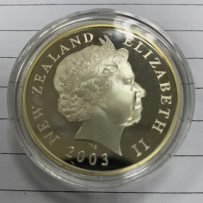 康怡轩钱币【俄罗斯+纽埃+新西兰+基里巴斯+德国 专场】第251001期  2003年新西兰发行指环王镀金精制纪念银币 白斑