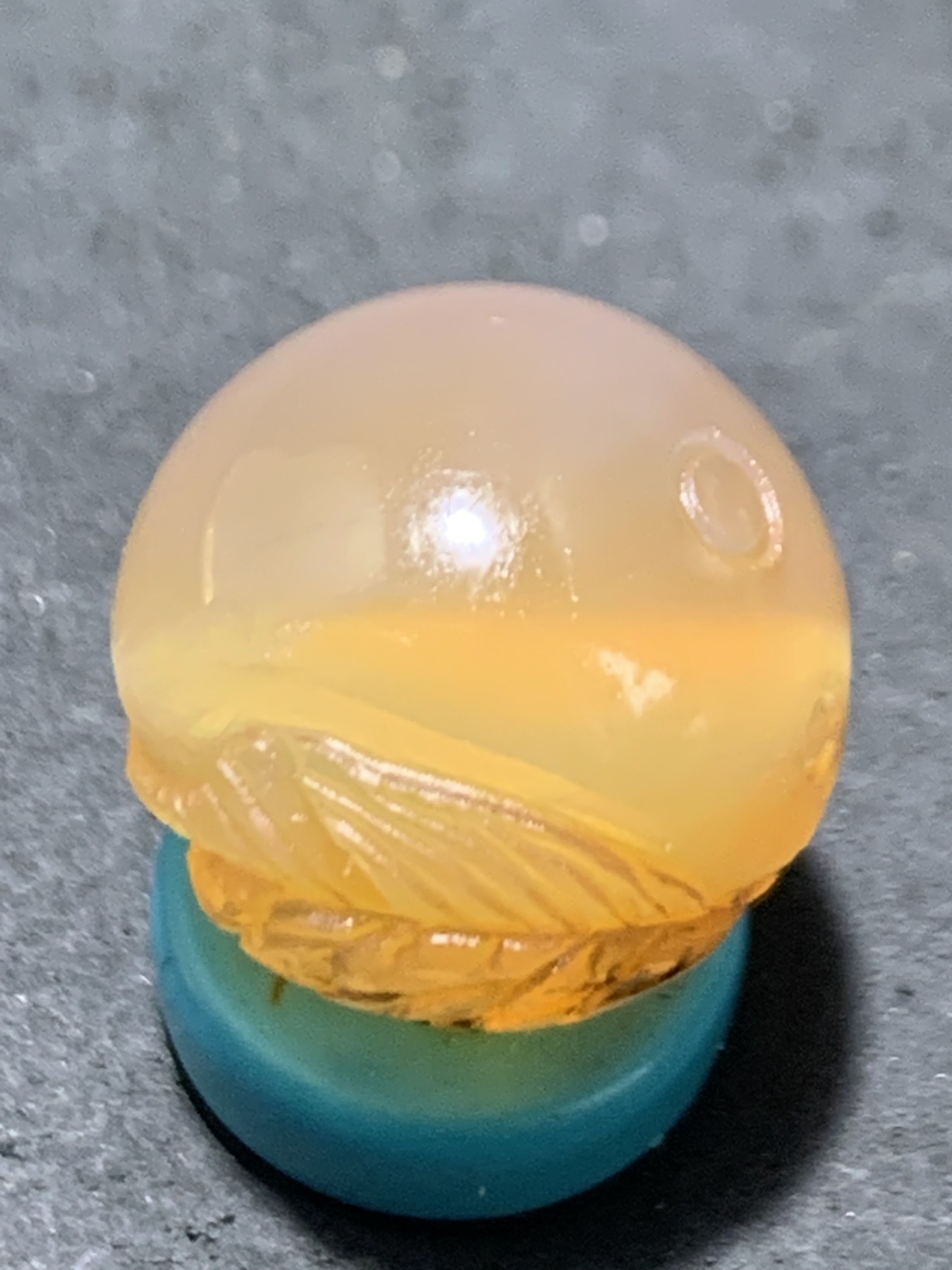 精美高玉化亚光冰粉色海洋玉髓手工俏色巧雕富贵有鱼圆珠一个