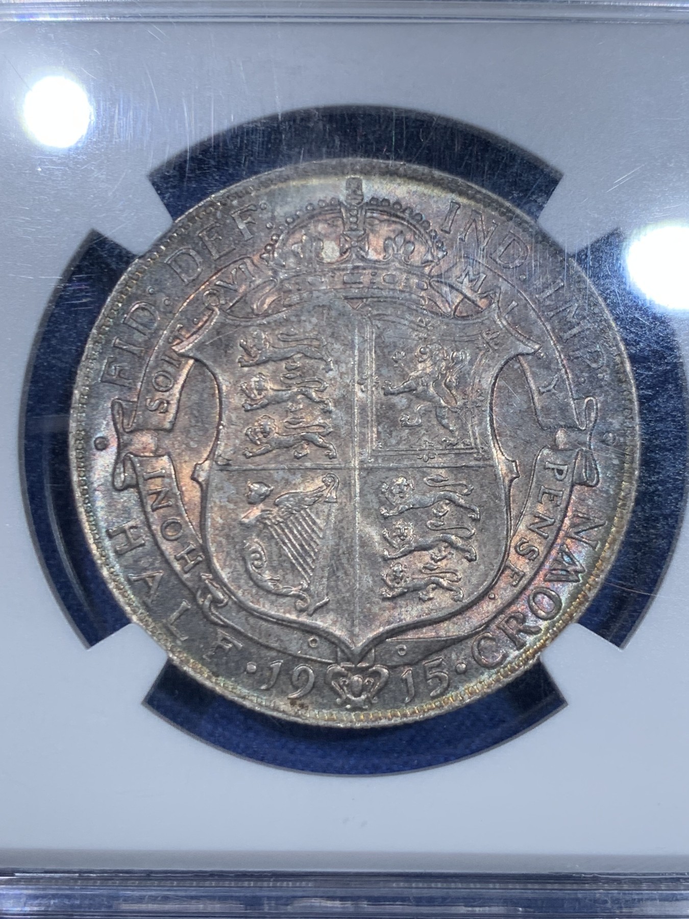 《竞宝斋》第264场-周日，周一 2场连拍 (全场包邮) NGC MS63 英国1915年乔治五世1/2克朗银币，正面转光，背面五彩。高银盾徽版本，流通充分，高分不多。高品质英国老币稀少