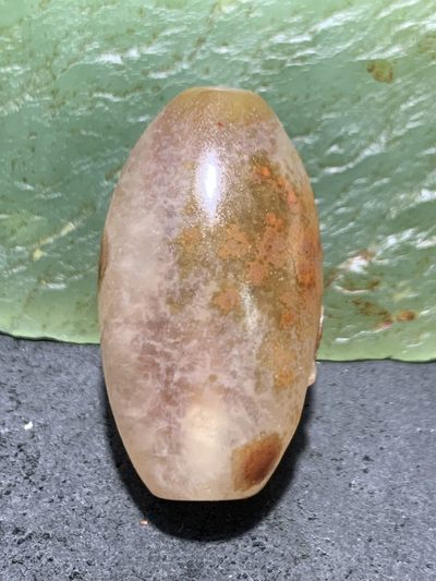 精美亚光冰飘糖心料战国红玛瑙手工俏色巧雕喜上眉梢桶珠一个， 精美亚光冰飘糖心料战国红玛瑙手工俏色巧雕喜上眉梢桶珠一个，