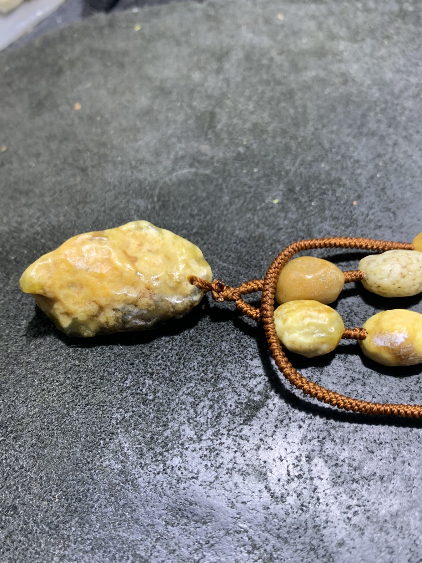 精美阿拉善老料鱼籽纹筋脉石玛瑙项链一条