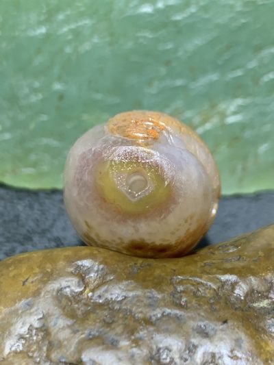 精美亚光冰飘糖心料战国红玛瑙手工俏色巧雕喜上眉梢桶珠一个， 精美亚光冰飘糖心料战国红玛瑙手工俏色巧雕喜上眉梢桶珠一个，