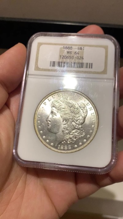《竞宝斋》第264场-周日，周一 2场连拍 (全场包邮) NGC MS64 美国1888年摩根银币P版，月牙彩非常漂亮，1888吉祥年份吉祥寓意要发发发，N经典小白盒老盒严评无官网图，状态和品质不输现在的65分，市场上比较少见年份版本。