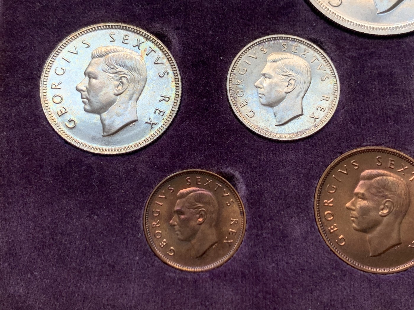 《竞宝斋》第264场-周日，周一 2场连拍 (全场包邮) 1952开普敦建立300周年纪念精制套币 6银3铜 主币状态非常好 潜力币 细节见图