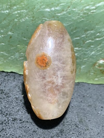 精美亚光冰飘糖心料战国红玛瑙手工俏色巧雕喜上眉梢桶珠一个， 精美亚光冰飘糖心料战国红玛瑙手工俏色巧雕喜上眉梢桶珠一个，