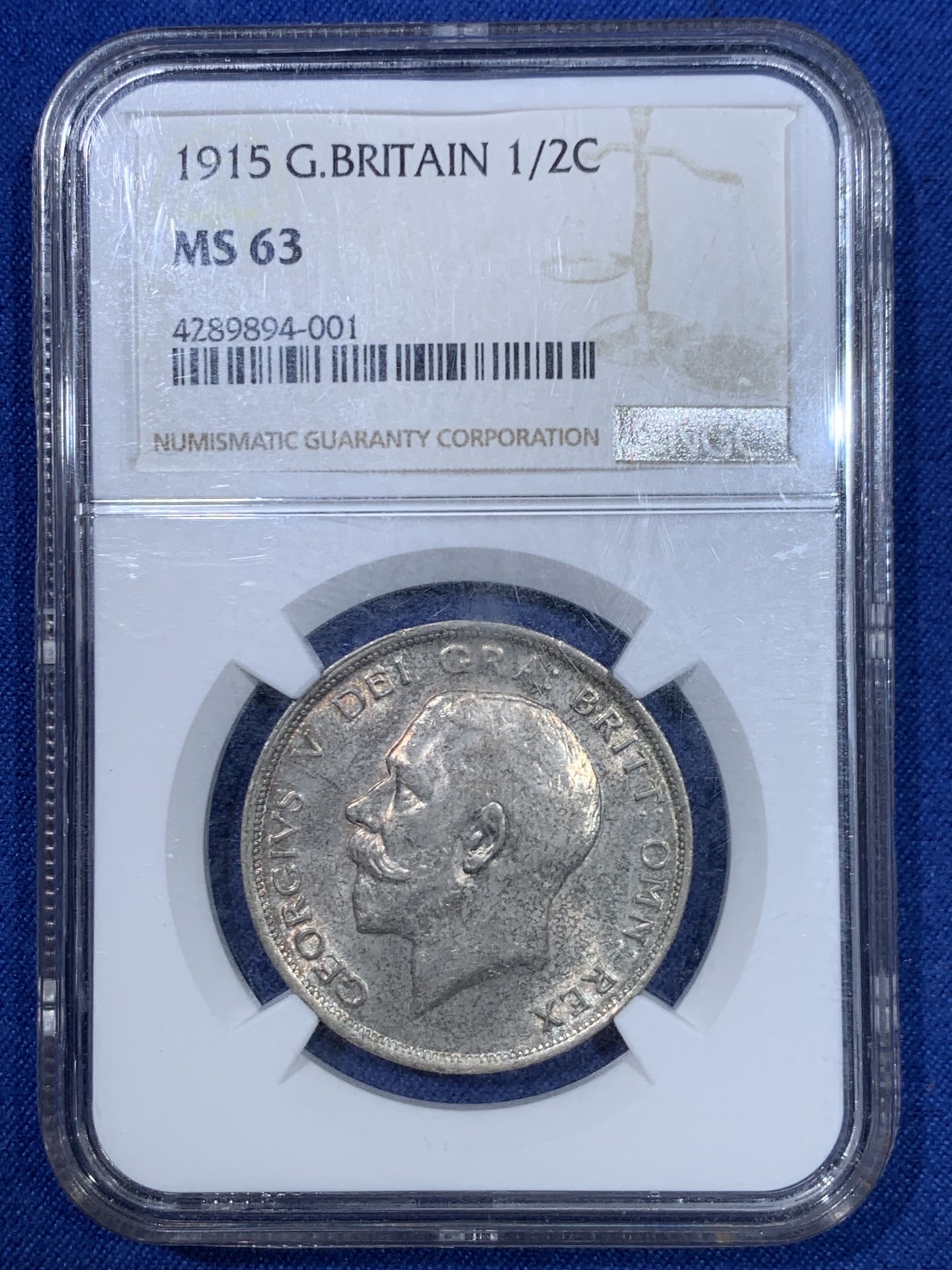 《竞宝斋》第264场-周日，周一 2场连拍 (全场包邮) NGC MS63 英国1915年乔治五世1/2克朗银币，正面转光，背面五彩。高银盾徽版本，流通充分，高分不多。高品质英国老币稀少