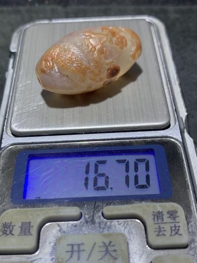 精美亚光冰飘糖心料战国红玛瑙手工俏色巧雕喜上眉梢桶珠一个， 精美亚光冰飘糖心料战国红玛瑙手工俏色巧雕喜上眉梢桶珠一个，