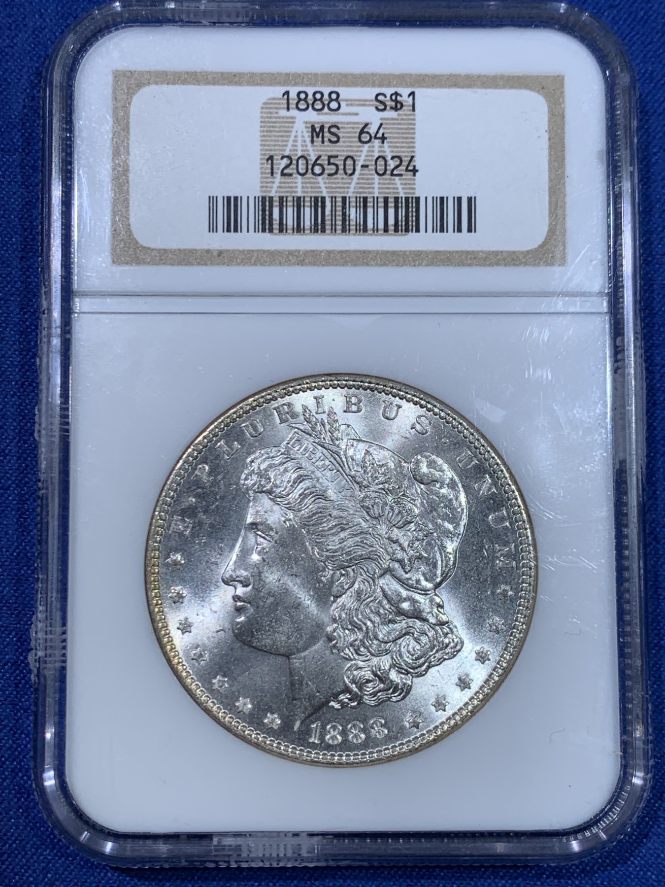 《竞宝斋》第264场-周日，周一 2场连拍 (全场包邮) NGC MS64 美国1888年摩根银币P版，月牙彩非常漂亮，1888吉祥年份吉祥寓意要发发发，N经典小白盒老盒严评无官网图，状态和品质不输现在的65分，市场上比较少见年份版本。