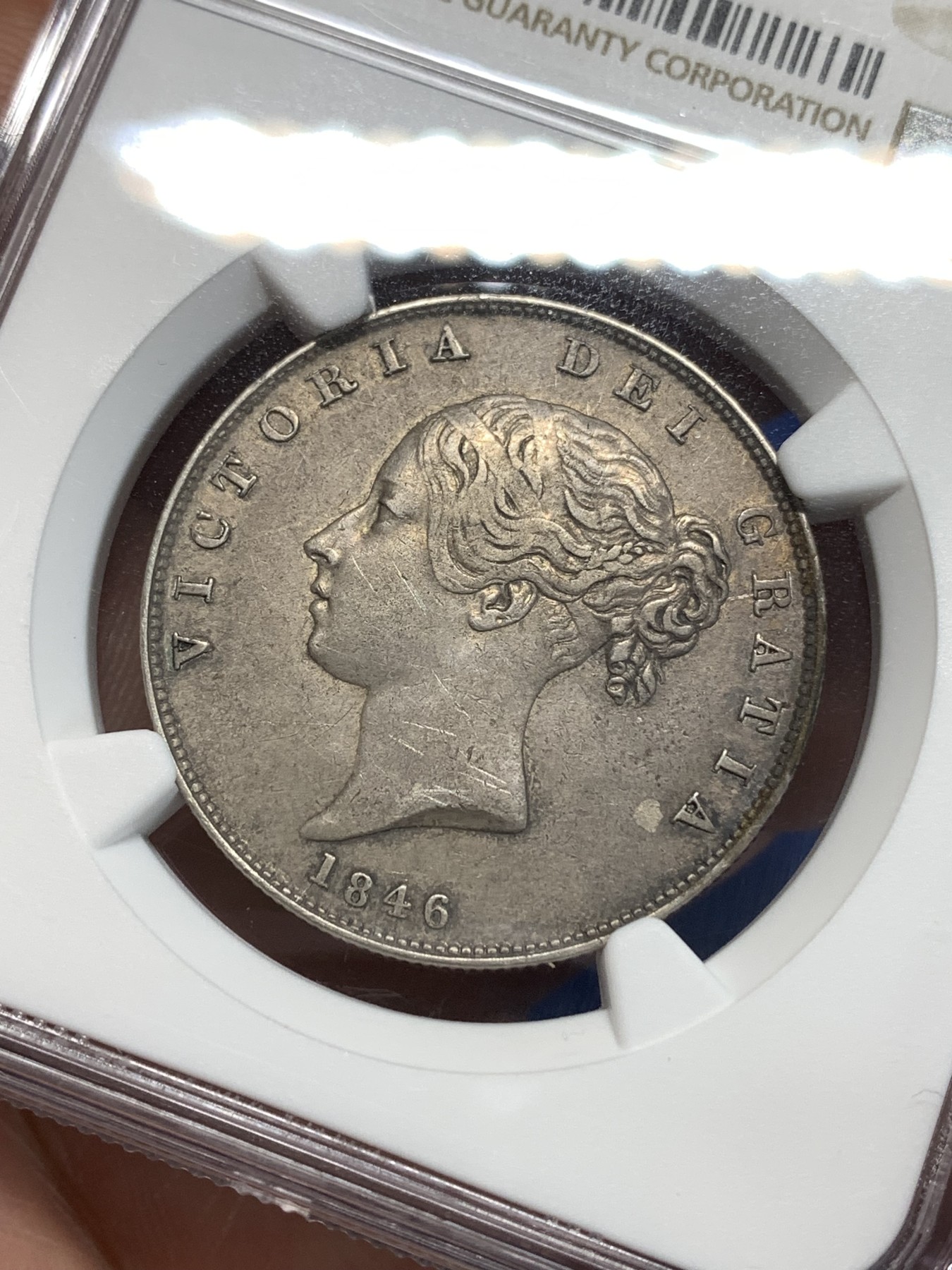 《竞宝斋》第264场-周日，周一 2场连拍 (全场包邮) NGC AU55 英国 1846年 半克朗 青年维多利亚 银币（经典的青年维多利亚头像，难得的好品）