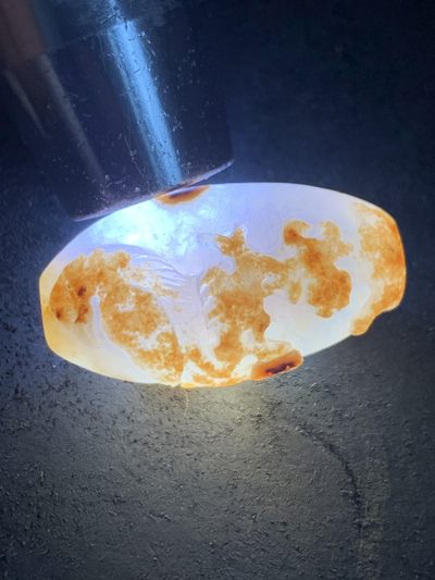 精美亚光冰飘糖心料战国红玛瑙手工俏色巧雕喜上眉梢桶珠一个， 精美亚光冰飘糖心料战国红玛瑙手工俏色巧雕喜上眉梢桶珠一个，