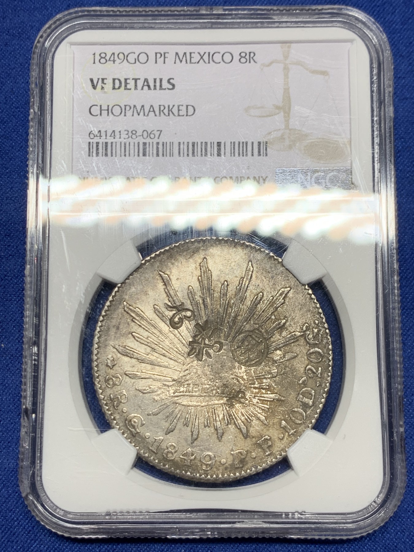 《竞宝斋》第264场-周日，周一 2场连拍 (全场包邮) NGC VF 墨西哥联邦共和国 1849 Go PF 8R 鹰洋 在华流通版本 带戳记银币(.903) 瓜纳华托造币厂 27.07克  厚重历史韵味流通币 极有可能是作为战争赔款流入欧洲的一枚 戳记最显眼的是一个“杀”字戳记 霸气外露  盒子侧面有裂纹