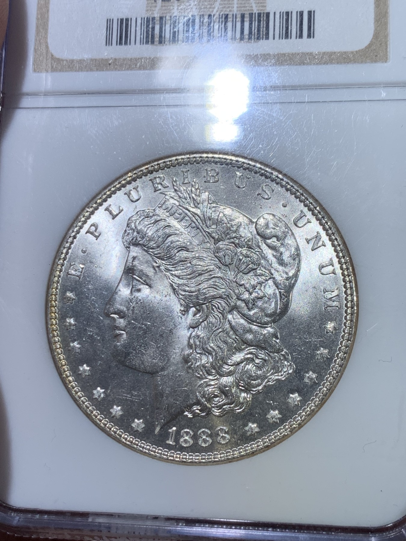 《竞宝斋》第264场-周日，周一 2场连拍 (全场包邮) NGC MS64 美国1888年摩根银币P版，月牙彩非常漂亮，1888吉祥年份吉祥寓意要发发发，N经典小白盒老盒严评无官网图，状态和品质不输现在的65分，市场上比较少见年份版本。