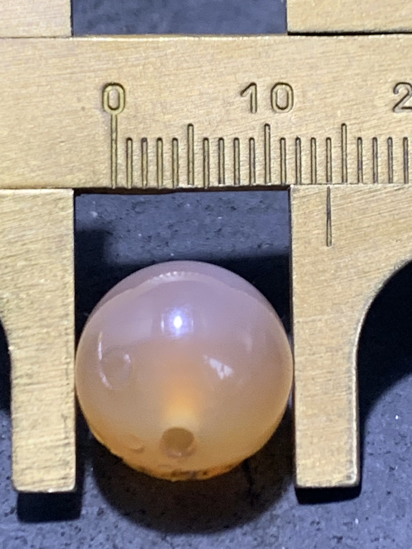 精美高玉化亚光冰粉色海洋玉髓手工俏色巧雕富贵有鱼圆珠一个