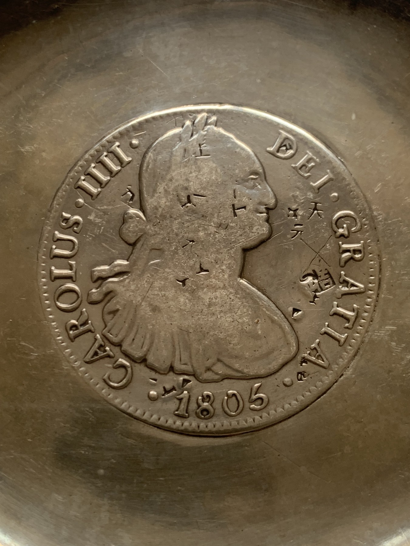 《竞宝斋》第264场-周日，周一 2场连拍 (全场包邮) 公博 美80 民国嵌银币银盘 67克 93MM 1805的地球双柱 8R 中西艺术结合的摆设作品 盒子非常大气 适合摆放