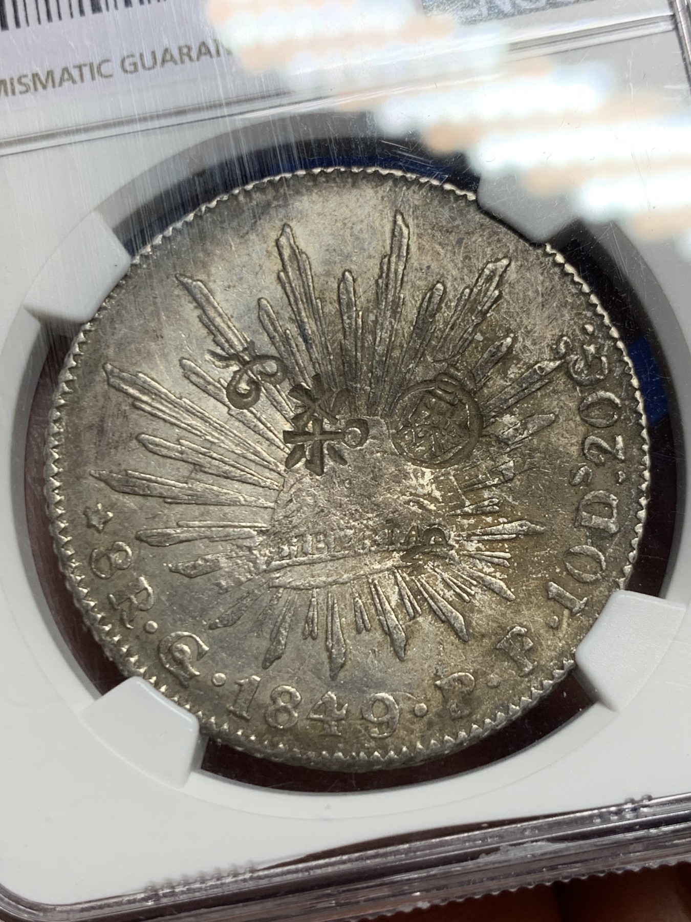 《竞宝斋》第264场-周日，周一 2场连拍 (全场包邮) NGC VF 墨西哥联邦共和国 1849 Go PF 8R 鹰洋 在华流通版本 带戳记银币(.903) 瓜纳华托造币厂 27.07克  厚重历史韵味流通币 极有可能是作为战争赔款流入欧洲的一枚 戳记最显眼的是一个“杀”字戳记 霸气外露  盒子侧面有裂纹