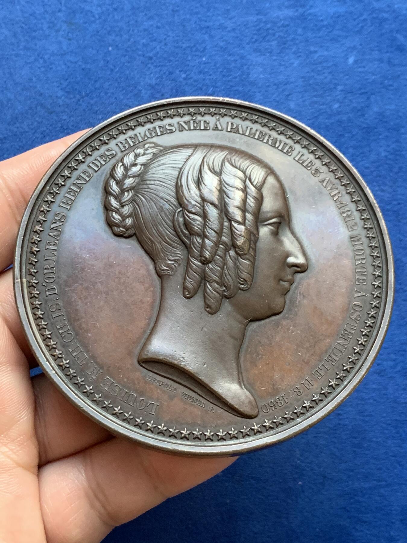 《竞宝斋》立夏专场特拍 （第2-1场）全场顺丰包邮 265场 1850年比利时 玛丽王后逝世纪念章 正面为玛丽王后肖像 背面王室浮雕优美瑰丽 79.9mm 191.6克 超大规格