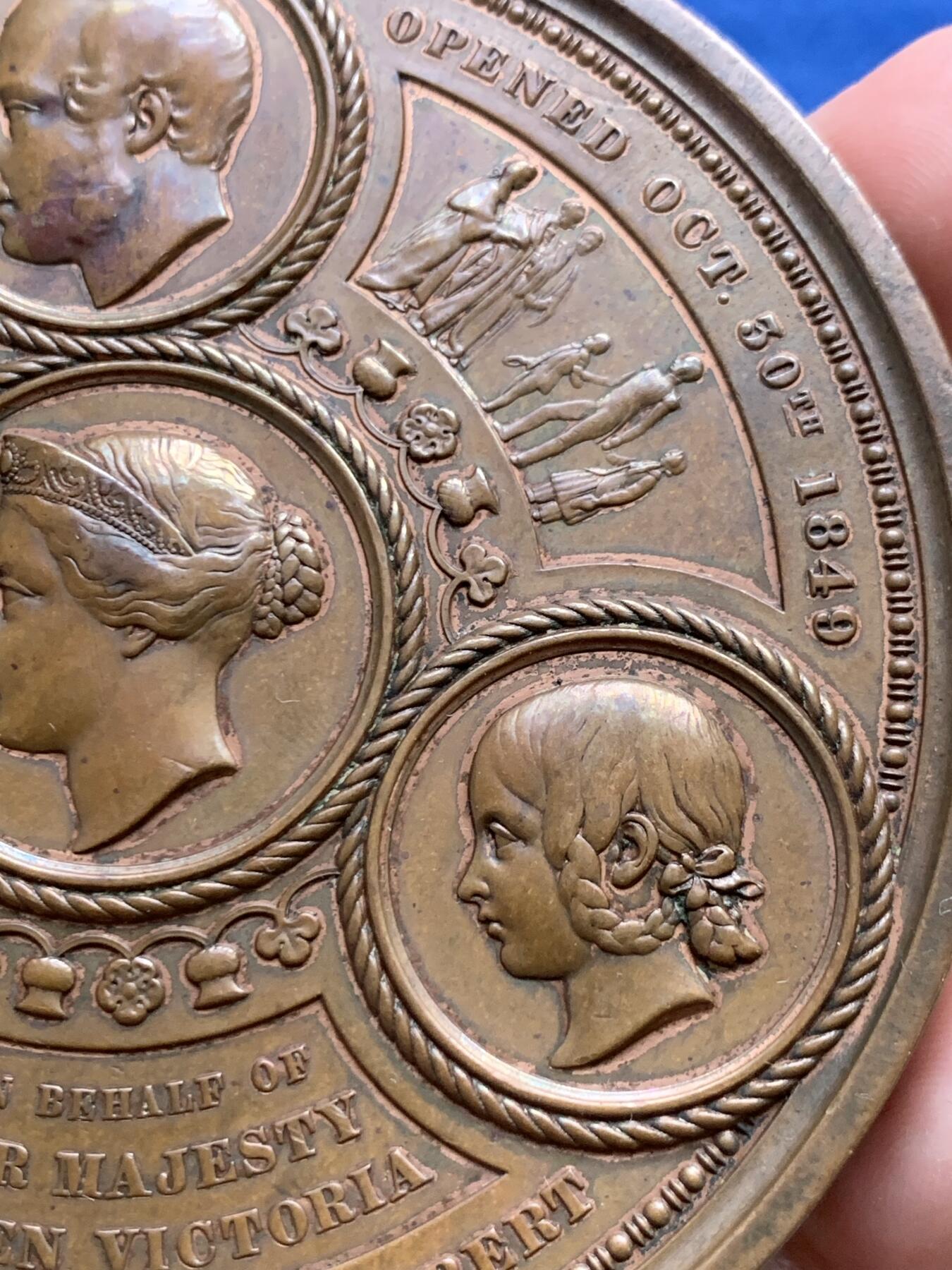 《竞宝斋》立夏专场特拍 （第2-1场）全场顺丰包邮 265场 1849年英国伦敦金融城6号作品 建筑三杰之一 伦敦金融城煤炭交易所开张纪念 背面浮雕细腻 408.3克 89mm大铜章 发行量350枚 著名大师wyon作品