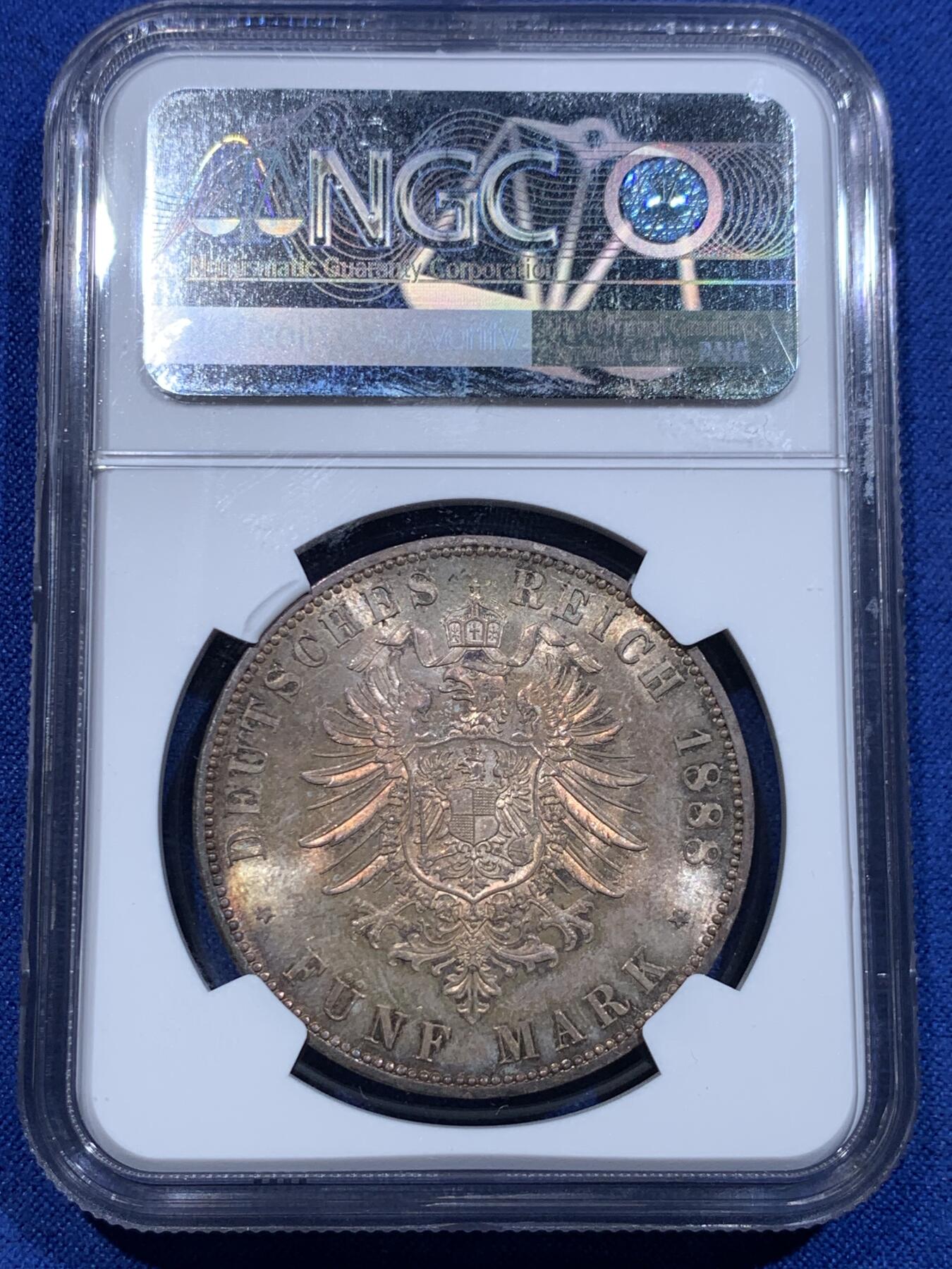 《竞宝斋》立夏专场特拍 （第2-1场）全场顺丰包邮 265场 NGC MS63 德国普鲁士1888三皇年5马克银币 绝美彩虹包浆之下还有转光 入门短翅5马克 工艺精湛 视觉效果非常好