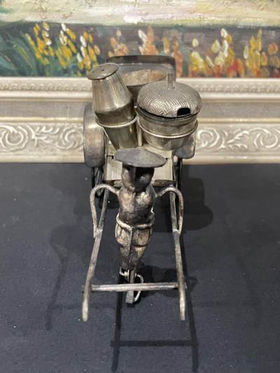 海外回流精品拍卖（五一专场） 英国回流清代银制拉调料车的人（无银标，含银量不确定）