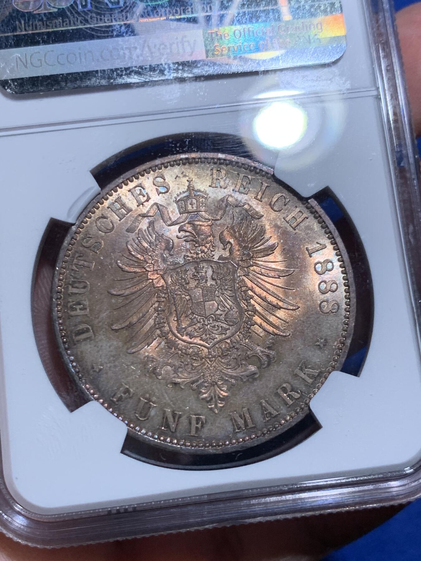 《竞宝斋》立夏专场特拍 （第2-1场）全场顺丰包邮 265场 NGC MS63 德国普鲁士1888三皇年5马克银币 绝美彩虹包浆之下还有转光 入门短翅5马克 工艺精湛 视觉效果非常好