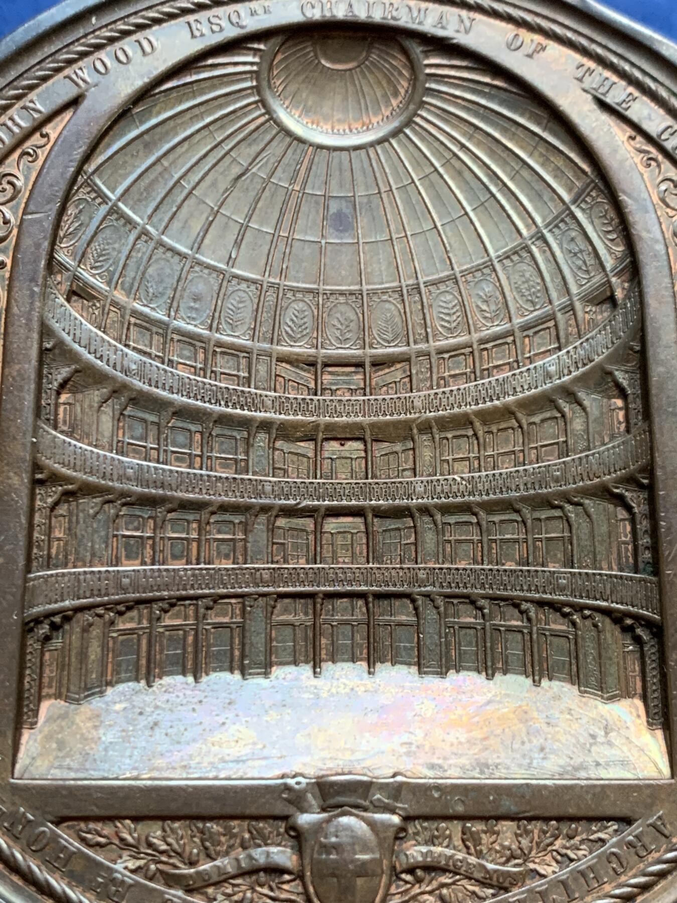 《竞宝斋》立夏专场特拍 （第2-1场）全场顺丰包邮 265场 1849年英国伦敦金融城6号作品 建筑三杰之一 伦敦金融城煤炭交易所开张纪念 背面浮雕细腻 408.3克 89mm大铜章 发行量350枚 著名大师wyon作品