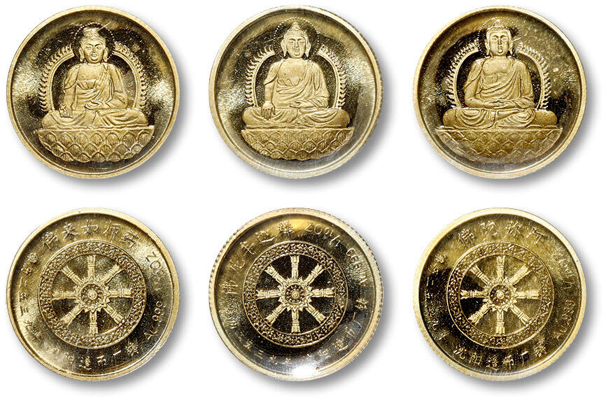 泓盛2024年春季拍卖会 金银锭 机制币 现代币 16-17号2天 1996年三世佛像金质纪念章三枚全套，沈阳造币厂铸造，内含阿弥陀佛，释迦牟尼佛、药师如来佛像章各一枚，直径：18mm，重量：1/10盎司，成色：99.9%，发行量：3000套，带证书及原盒，完全未使用品