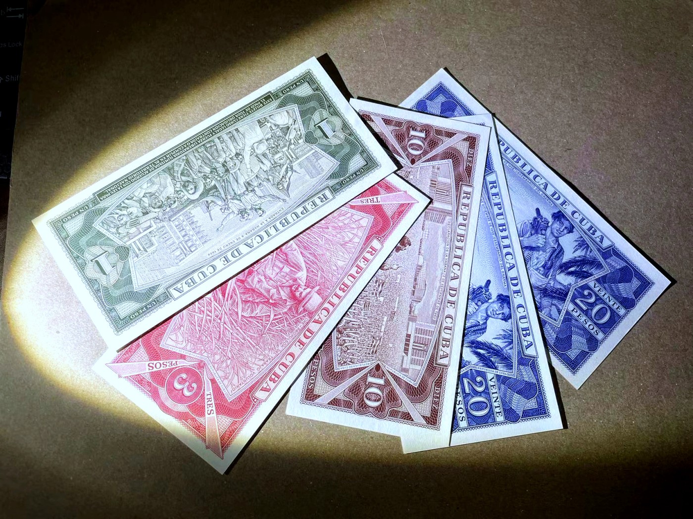 【Blue Auction】✨世界纸币精拍第470期【精】 【一组5张】古巴 1971-1990年1-20比索 背面大场景 全新UNC